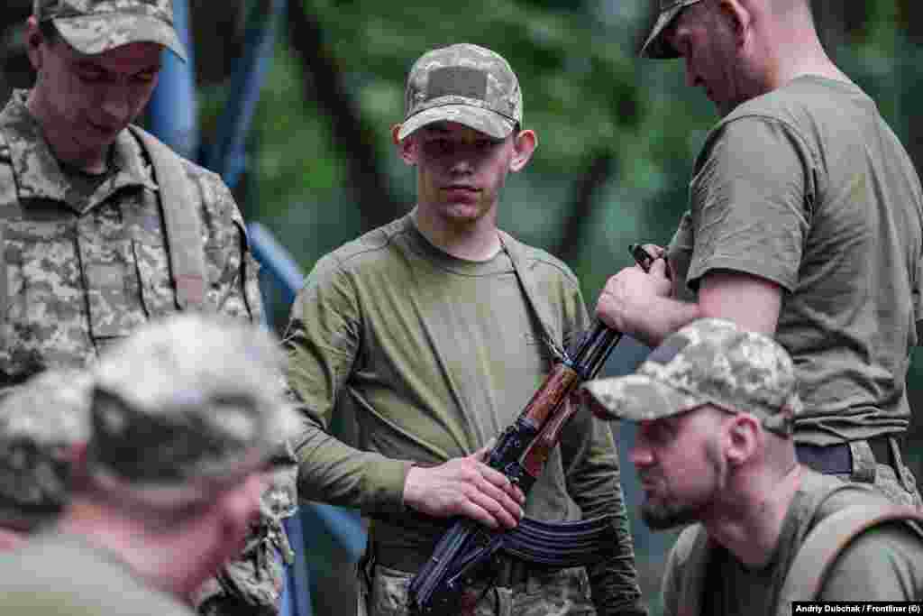 Ослободените се учат како да расклопуваат и склопуваат пушка калашников. На лицата виновни за силување, сексуален напад, убиства на две или повеќе лица или злосторства против националната безбедност на Украина им е забрането да служат во армијата. 