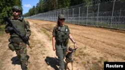 Литвански граничари долж границата со Белорусија, август 2023 година..