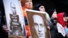 Во время акции возле консульства России в США в день сообщения о смерти оппозиционера Алексея Навального в российской тюрьме. Нью-Йорк, 16 февраля 2024 года