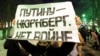 Протестующий с антивоенным баннером в день вторжения России в Украину (Иллюстративное фото)