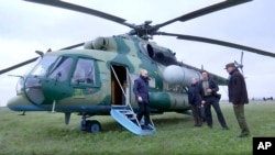 В этот раз Владимир Путин прилетел на вертолете в расположения российских войск в Херсонской и Луганской областях днем
