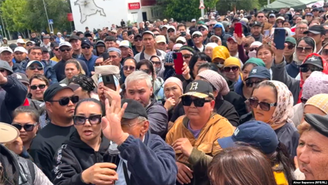 Qulsary residents protest to demand compensation in Kazakhstan's western region of Atyrau on May 16.