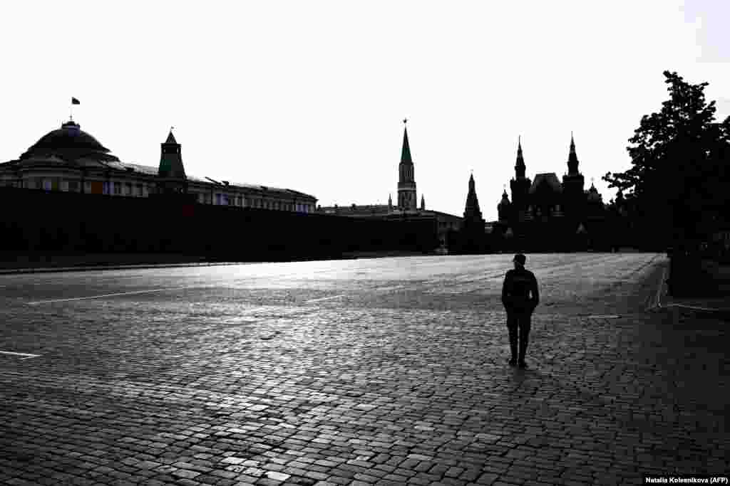 Полицейский патрулирует пустую Красную площадь, 25 июня. Московская достопримечательность остаётся закрытой два дня спустя после вооружённого восстания, в результате которого 24 июня отряды мятежников оказались в двух часах езды от Москвы 