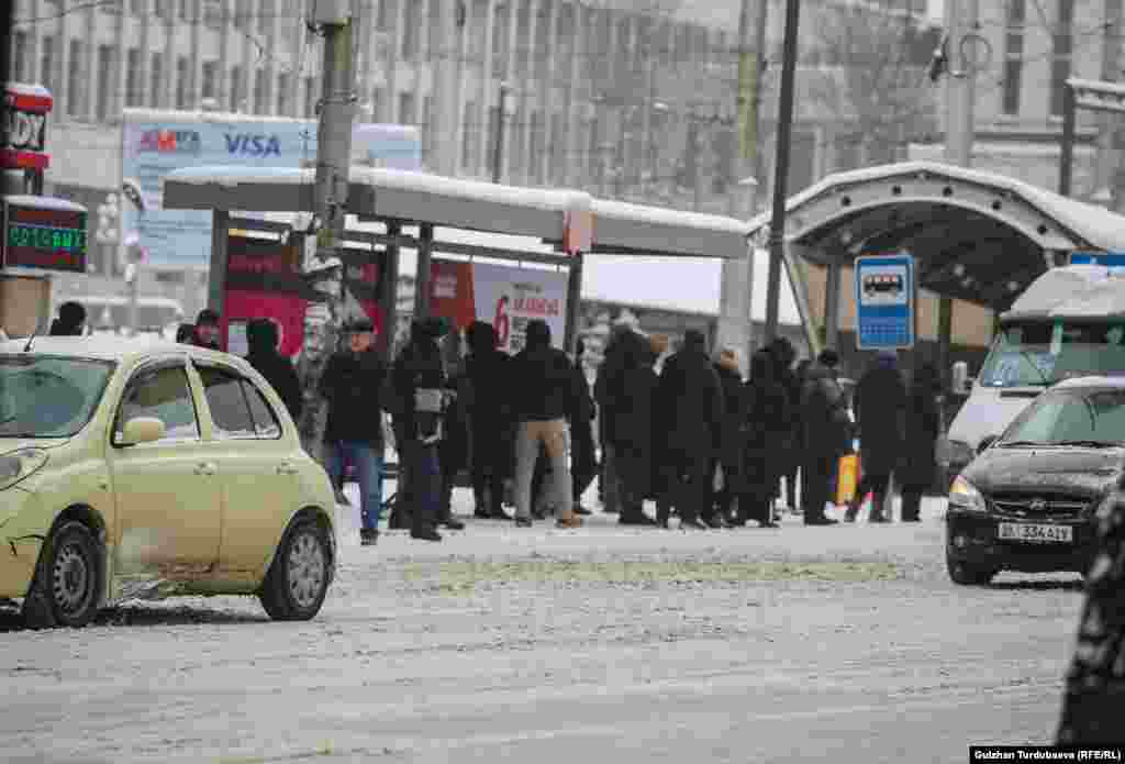 Заторы на дорогах в Бишкеке доставили пассажирам лишние неудобства. Горожане подолгу ждут общественный транспорт. 