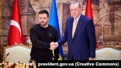 Президент України Володимир Зеленський (л) і президент Туреччини Реджеп Ердоган, архівне фото, 2024 рік