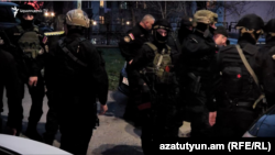 Երևանի Նոր Նորքի ոստիկանության բաժնի դիմաց ուժայինները բանակցում են զինված ներխուժման փորձ կատարած անձի հետ, 24-ը մարտի, 2024թ.