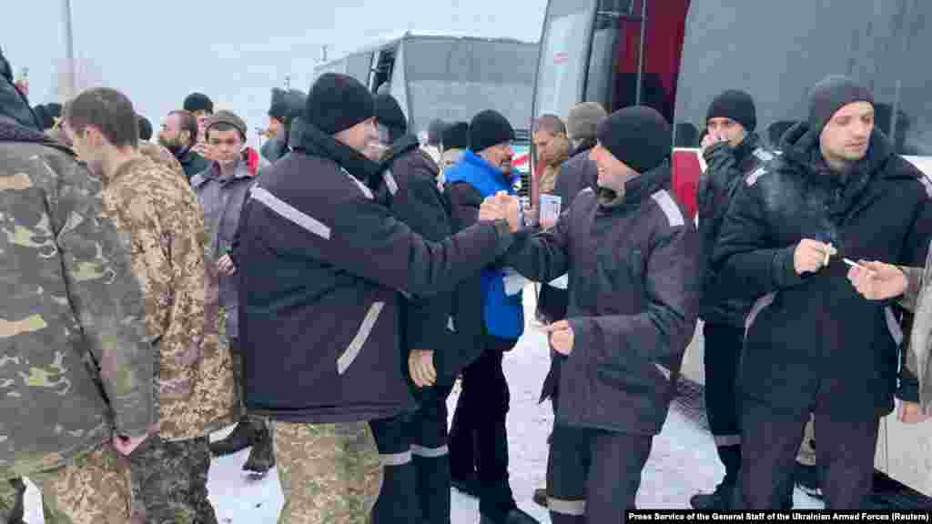 Prizonierii, tocmai eliberați, sărbătoresc pe teritoriul controlat de partea ucraineană, pe 4 februarie 2023. 