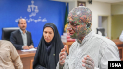 امیرحسین مقصودلو، مشهور به "تتلو" در محکمۀ در ایران