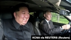 Ким Чен Ын (солдо) менен Владимир Путин. 21.6.2024.