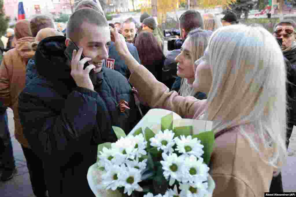 Un soldat pro-rus, întâmpinat de prieteni în orașul Amvrosiivka, din regiunea ucraineană Donețk, localitate controlată de ruși, 1 noiembrie 2022. 