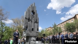 Փոխքաղաքապետ Տիգրան Ավինյանը՝ հուշարձան-աղբյուրի բացման ժամանակ, 25-ը ապրիլի, 2023թ․