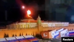Дрон над Кремлем в Москве, 3 мая 2023 года – до празднования Дня победы Россией тогда оставалось меньше недели