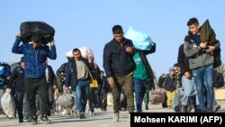 مهاجران افغان در ایران از افزایش فشارها و برخوردهای خشونت‌آمیز پولیس ایران شکایت دارند.