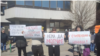 Протест на матуранти пред МОН за кратење во државна матура