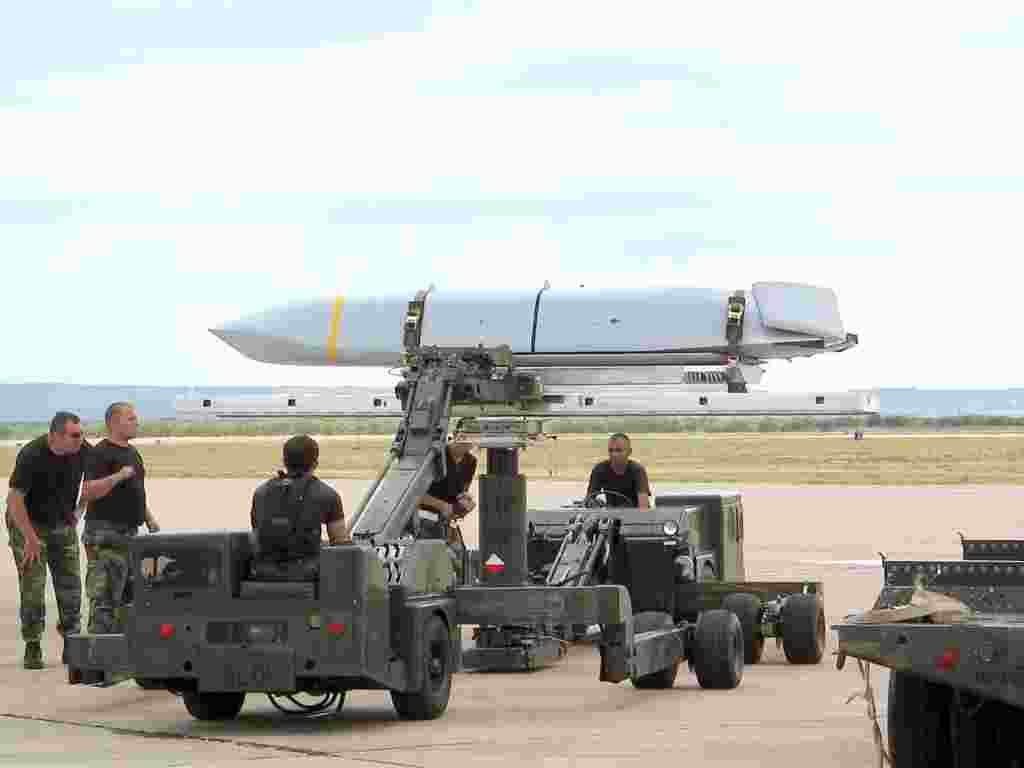 Ракета AGM-158, или JASSM, — это американская высокоточная крылатая ракета класса «воздух — поверхность». 15 августа в СМИ появилась информация о том, что Белый дом «открыт» для поставок крылатых ракет в Украину. Эксперты, с которыми беседовал Азаттык, говорят, что эти ракеты, если они будут предоставлены Украине, смогут оказать значительное, хоть и ограниченное влияние на ход войны 