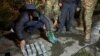 Баткен губернаторунун кеңешчиси опузалап пара алууга шектелип кармалган учур. Баткен. 24-ноябрь, 2023-жыл. УКМК тараткан сүрөт