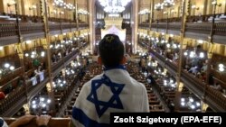 A kép illusztráció, Budapesten, a Dohány utcai zsinagógában készült, a Magyar Zsidó Hitközségek Szövetsége (Mazsihisz) és a Budapesti Zsidó Hitközség (BZSH) által szervezett szolidaritási istentiszteleten 2023. október 11-én