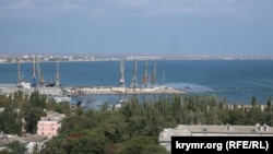 Imagine cu portul din Feodosia, de pe coasta Crimeei, unde Rusia a relocat o parte a flotei sale din Marea Neagră.
