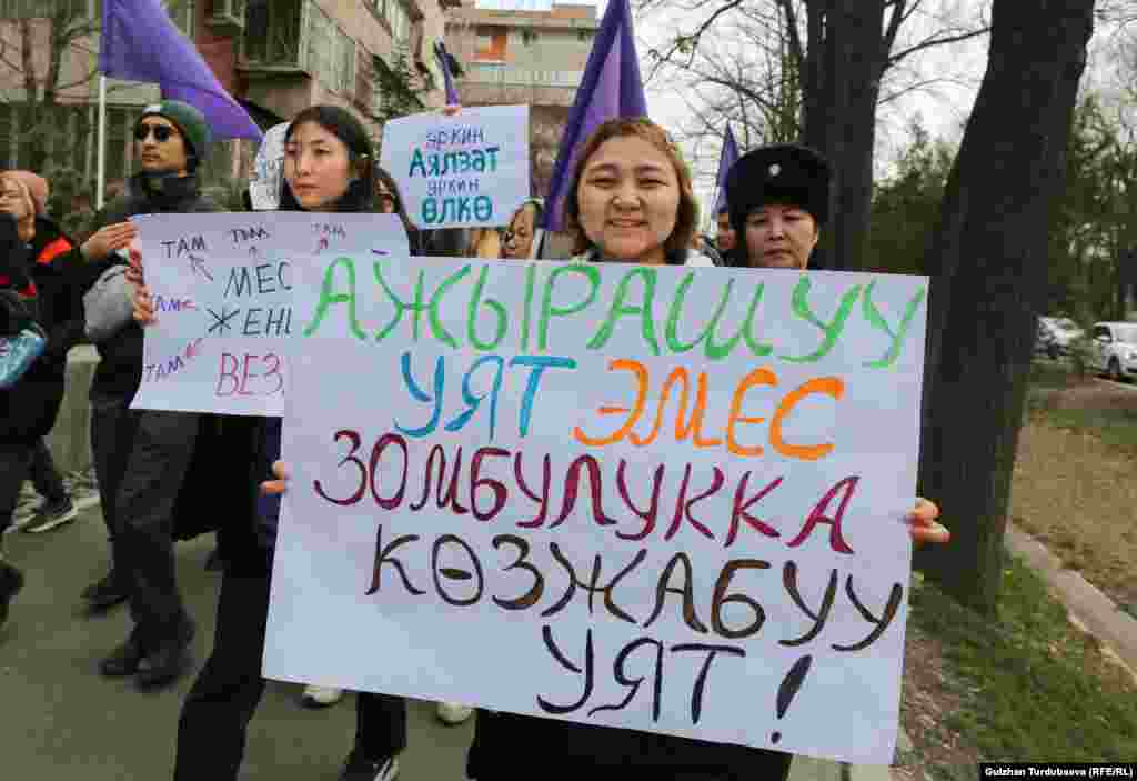Министрлер кабинетинин төрагасы Акылбек Жапаровдун февралдын аягында коомдогу адеп-ахлак, каада-салт тууралуу айткан сөзү талкуу жараткан.&nbsp; &nbsp; Ал Маданият министрлигинин коллегиялык жыйынында кыргыздын каада-салтына туура келбеген маалыматтарды интернетте чектөө керектигин айтып, бул боюнча мониторинг жүргүзүүнү тапшырып, ажырашкан келиндер тууралуу айтканы интернет колдонуучулардын сынына кабылды. 