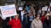 Protest organizat de mai mulți medici de familie în fața Policlinicii Vitan, în Bucuresti, 15 ianuarie 2024.