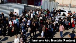 Mii de palestinieni se află la Rafah de la granița cu Egiptul, în speranța că punctul de trecere a frontierei va fi deschis. 