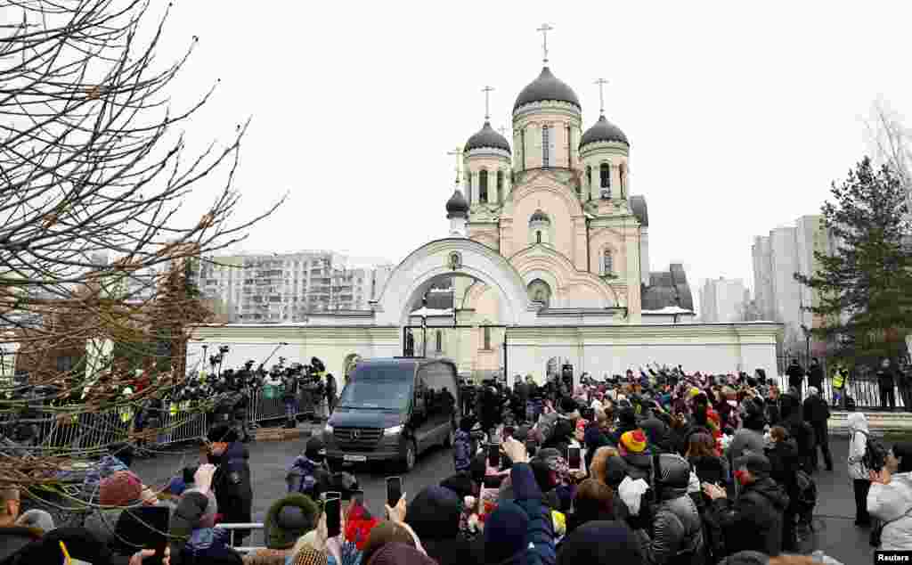 Проститься с Алексеем Навальным пришли тысячи людей, они стоят в очередях на улицах и во дворах на подходах к храму. Пришедшие люди скандировали лозунги: «Нет войне», «Не забудем», «Не простим», «Ты не боялся, и мы не боимся», «Путин – убийца» и «Россия без Путина». Проститься с Алексеем Навальным приехали бывший мэр Екатеринбурга Евгений Ройзман, а также Борис Надеждин и Екатерина Дунцова, пытавшиеся зарегистрироваться в качестве антивоенных кандидатов на выборах президента России. В Марьино прибыла посол США Линн Трейси, а также послы Германии и Франции.