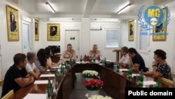 Глава российской миротворческой миссии в Нагорном Карабахе, генерал-майор Андрей Волков (справа в центре) встретился с политическими и общественными деятелями региона. 4 августа 2022 года.