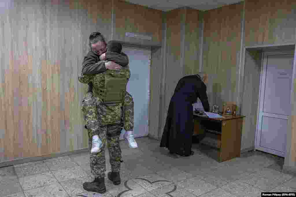 Киевге жакын Броварыда жаңы үйлөнгөн аскерлер. Бул күндөрү Киевди орусиялык аскерлер курчап турган. Ысымдарын атабоону суранган түгөйлөр Украинанын чыгышында биринчи жолу 2015-жылы орусиялык жикчилдерге каршылык көрсөтүү маалында таанышкан. Алар 2022-жылы орусиялык аскерлер Украинага бастырып киргенден кийин кокусунан жолугуп, ортодо сүйүү пайда болгон. 
