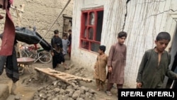 کودکان یک خانواده سیلاب زده در ولایت کاپیسا