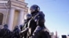 В Петербурге задержали активистку, выступившую против войны