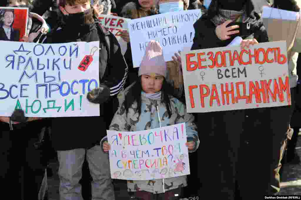 Дети на митинге за права женщин в Казахстане 