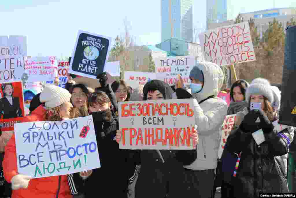 «Безопасность всем гражданкам» — плакат, говорящий о необходимости усилить борьбу с домашними тиранами и бытовым насилием 
