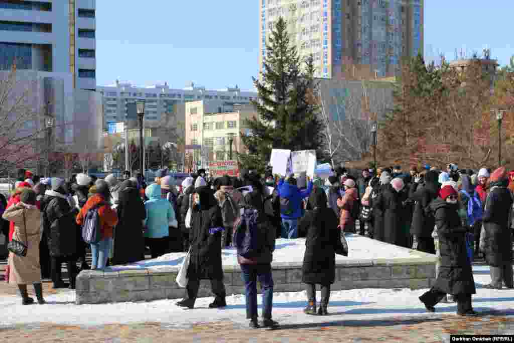 Несмотря на ощутимый мороз — стояла ясная погода, но термометры показывали минус 10, — на митинг в Нур-Султане пришли сотни людей. Большинство — девушки студенческого возраста 