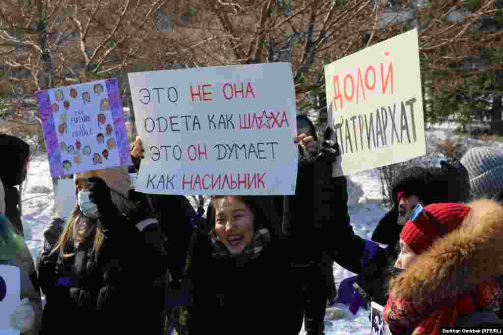 «Это не она одета как шлюха, это он думает как насильник» — так женщины выступают против сложившегося в казахском обществе поведения, когда женщина, подвергшаяся насилию, вдруг оказывается «сама виноватой», а мужчина получает оправдание 