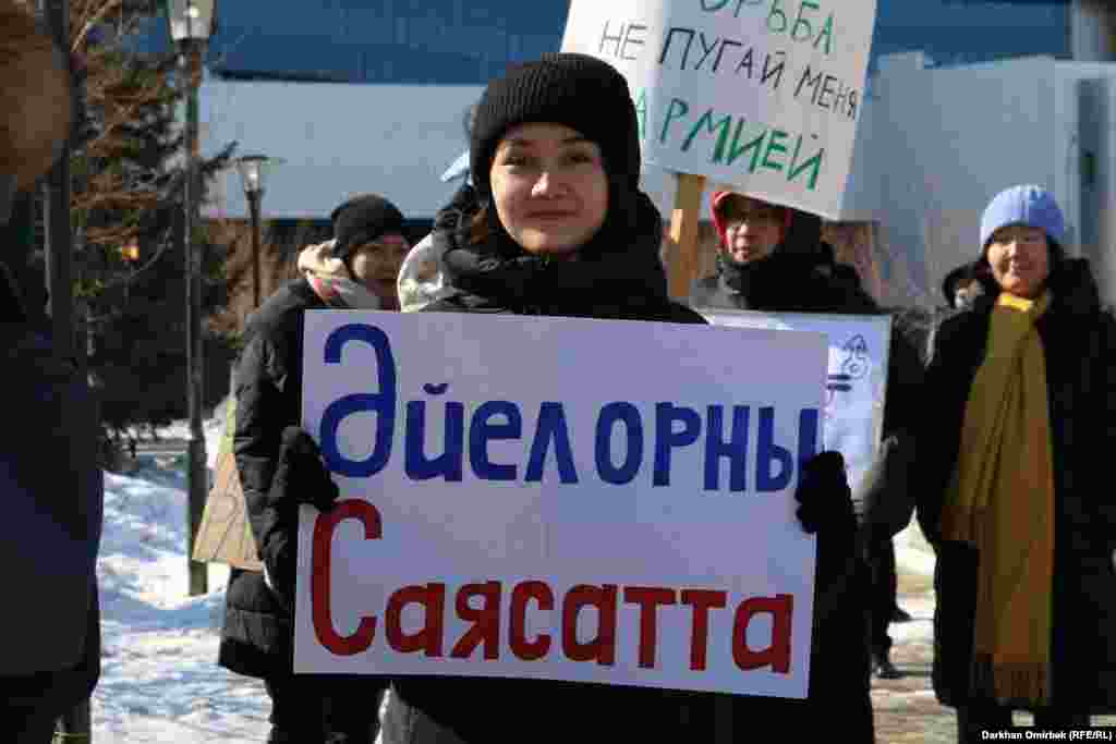 Отсутствие или малочисленность женщин в политике — частая причина феминистских собраний в Казахстане. Лозунг «Место женщины — в политике» также был замечен и в Алматы 8 марта 