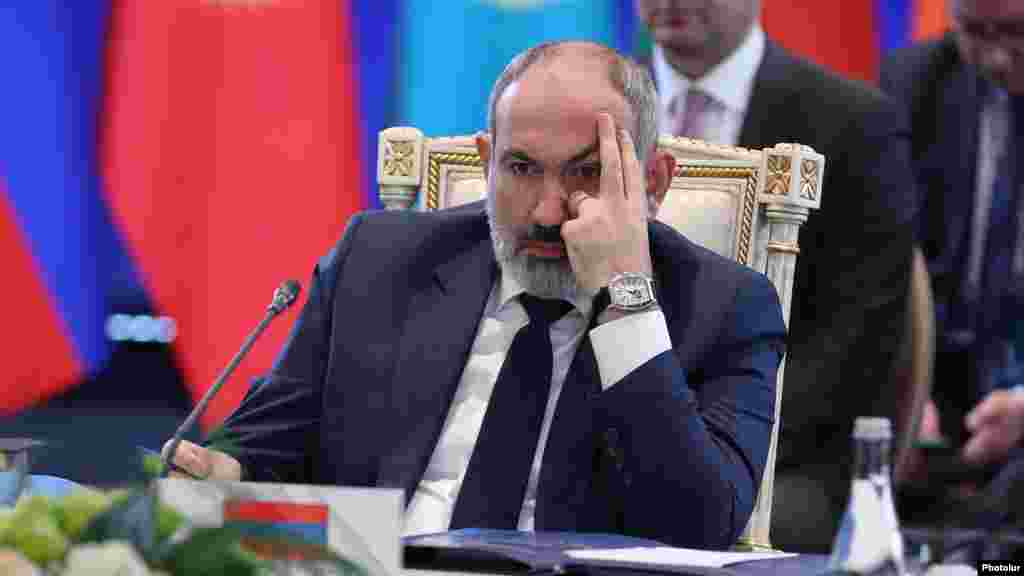 Премьер-министр Армении Никол Пашинян присутствует на встрече руководства ОДКБ в Ереване в ноябре 2022 года. В конце 2022 года, на фоне обострения конфликта с Азербайджаном вокруг Нагорного Карабаха, когда армянские города подверглись обстрелам, Армения пыталась применить положение ОДКБ о коллективной обороне. Руководство ОДКБ пообещало направить «миссию по установлению фактов». Этот ответ вызвал возмущение в Армении 