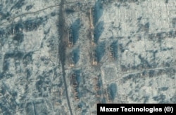 O imagine prin satelit arată clădiri de apartamente și case distruse, în Soledar, Ucraina.