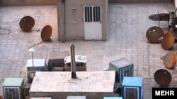 بر فراز بسیاری از بام‌ها در تهران و دیگر شهرهای ایران، آنتن‌هایی برای دریافت برنامه‌های ماهواره‌ای به چشم می‌خورد