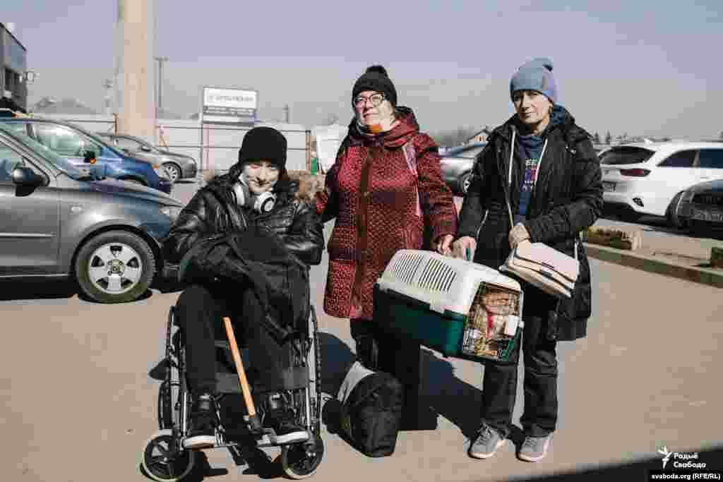 Вадим, Нина, Елена, коты Ясик и Полифик, город Времен Яр Донецкой области «Едем из города Часов Яр, это 100 километров от Донецка. Мы пережили 2014 год, когда над нашими домами пролетали снаряды. Но в этот раз мы не выдержали. Мы выехали через Вадима (юноша на коляске – РС). В городе не хватает переноски для животных. Нам удалось найти только одну. Поэтому коты сражаются друг с другом всю дорогу, не могут ужиться». 