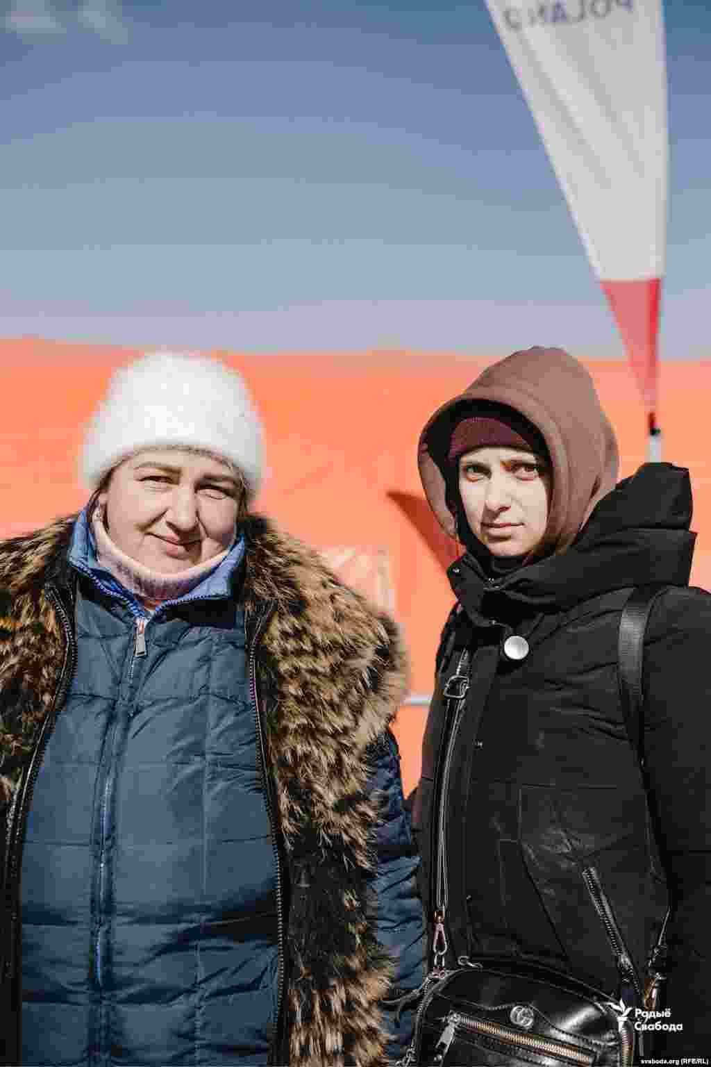 Лилия и Ирина, Лебедин, Сумская область «Скрывались в подвалах. Остались без света, воды. У нас как раз выпал снег. Так что снег топили и так пили. Просто не верится: есть ХХІ век. Все жили мирно. Не ожидали такого от россиян. Идем, не знаем куда. Куда-нибудь».