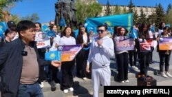 Участники флешмоба против незаконного распространения наркотиков. Аслан Утепов крайний слева. Уральск, 29 апреля 2022 года