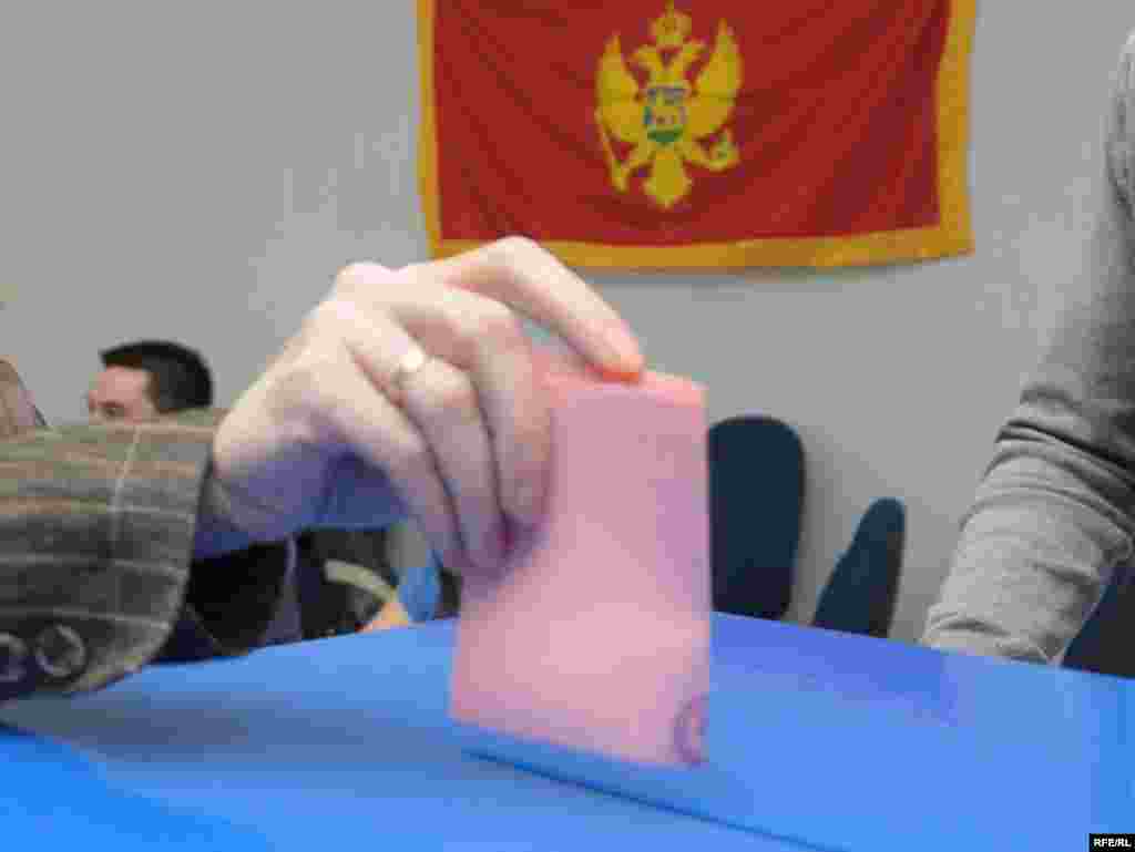 U Crnoj Gori održani lokalni izbori u 14 opština. Glavna politička borba se vodila u Podgorici između koalicije koju predvodi Demokratska partija socijalista i udružene opozicije, 23.05.2010. Foto: Savo Prelević