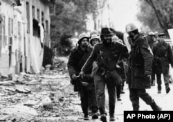 Vojnici Jugoslovenske narodne armije (JNA) u centru Vukovara, novembar 1991. godine