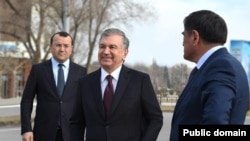 Президент Узбекистана Шавкат Мирзиёев (в центре) и Зайнилобиддин Низомиддинов (слева) в бытность руководителем президентской администрации