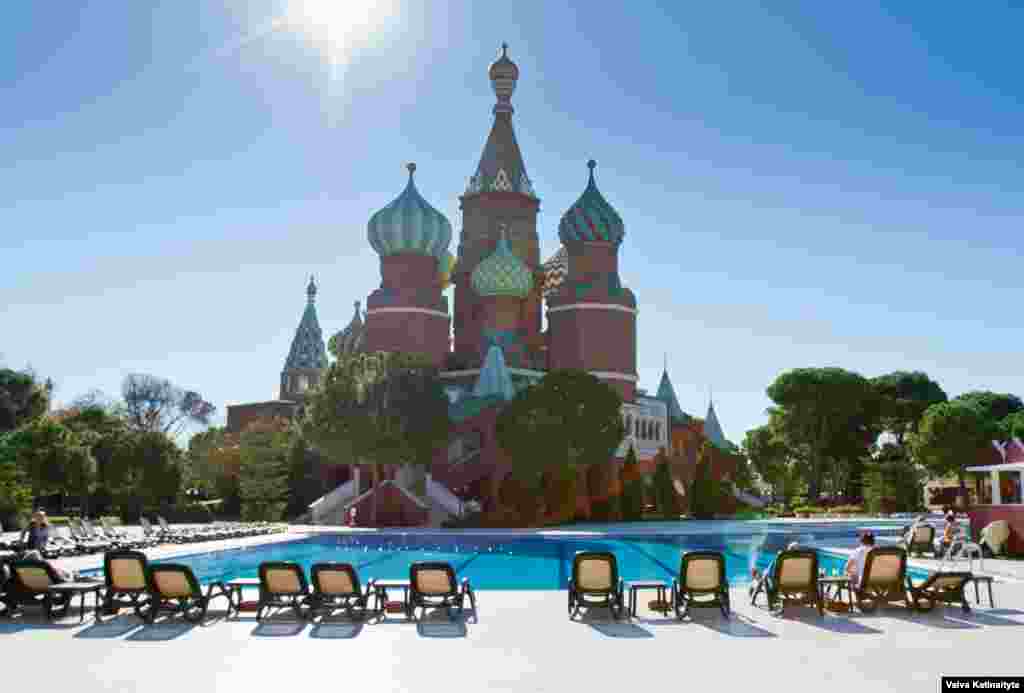 Отель Kremlin Palace в Анталье популярен среди российских туристов. Фасад отеля напоминает одну из главных достопримечательностей Москвы. 