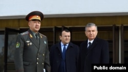 Өзбекстандын президенти Шавкат Мирзиеев жана президенттик администрациянын башчысы Зайнолибиддин Низомиддинов (ортодо)