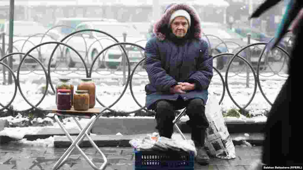 85-летняя Валентина живет на даче в Широкой Щели с 64-летней племянницей, инвалидом 2-й группы. До Зеленого базара добирается на автобусе, чтобы поторговать носками, которые вяжет сама. Носки продает по 1000–1500 тенге.