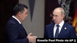 Президент Кыргызстана Садыр Жапаров (слева) и президент России Владимир Путин