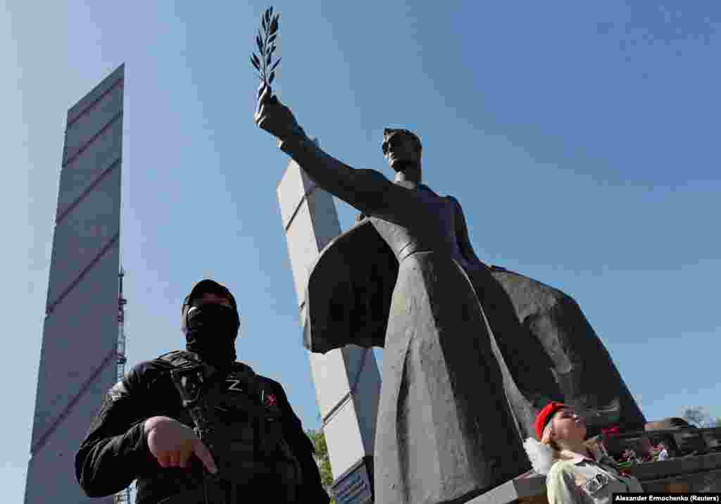 Сепаратист следит за толпой у памятника на площади Воинов-освободителей 