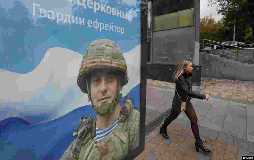 Постер за регрутирање во Москва го носи слоганот „Слава на хероите на Русија“. 